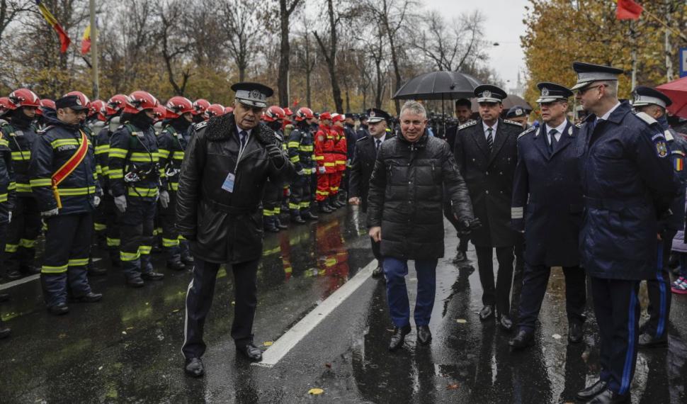1 Decembrie, Ziua Naţională a României. Iohannis a fost la paradă, avioanele şi elicopterele nu au zburat | Parada militară se vede la Antena 3 CNN 803075