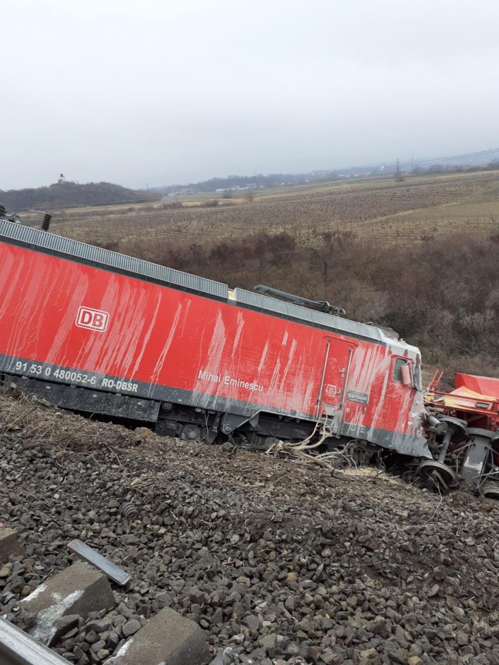 Două trenuri care transportau cereale s-au ciocnit în Vrancea. Polițiștii intervin la fața locului 803021