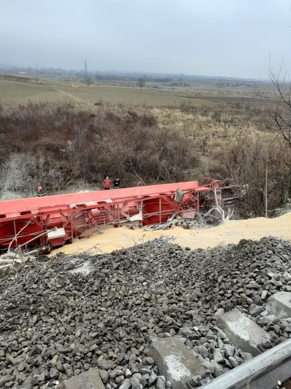 Două trenuri care transportau cereale s-au ciocnit în Vrancea. Polițiștii intervin la fața locului 803022