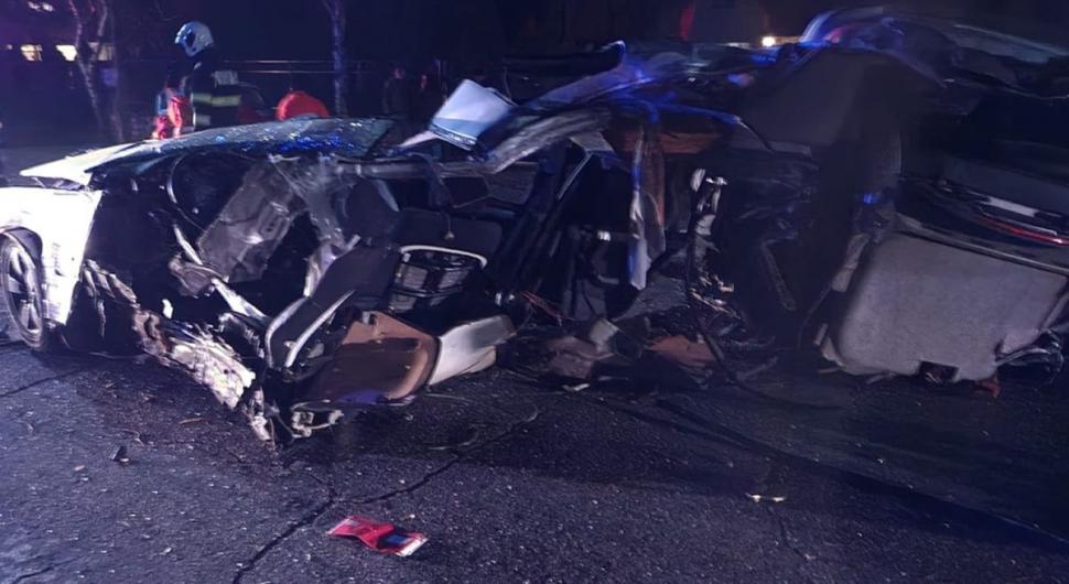 Tânăr de 19 ani, mort după ce maşina pe care o conducea s-a rupt în două la impactul cu un stâlp, iar el a fost aruncat pe carosabil, în Hunedoara 802980