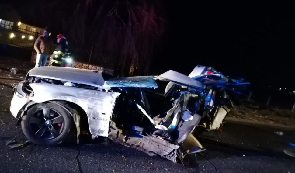 Tânăr de 19 ani, mort după ce maşina pe care o conducea s-a rupt în două la impactul cu un stâlp, iar el a fost aruncat pe carosabil, în Hunedoara 802982