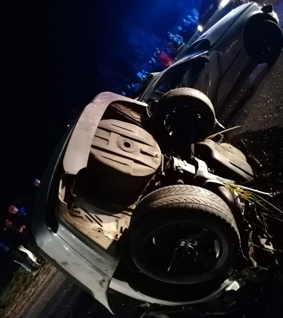 Tânăr de 19 ani, mort după ce maşina pe care o conducea s-a rupt în două la impactul cu un stâlp, iar el a fost aruncat pe carosabil, în Hunedoara 802983