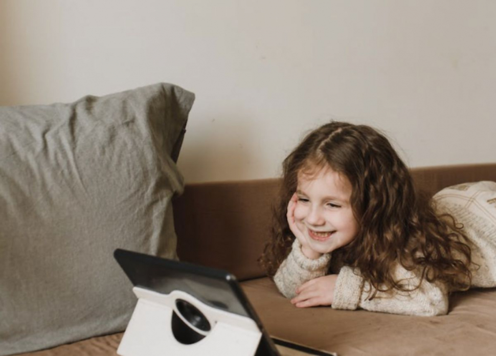 Cum pot preveni părinţii dependenţa de ecrane în rândul copiilor
