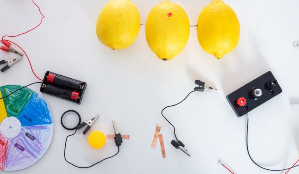 Cum putem obţine curent electric din lămâi | Invenţiile studenţiilor din Craiova 