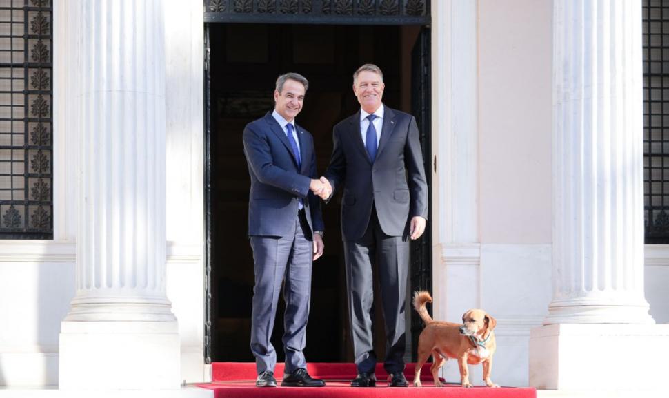 Klaus Iohannis a fost întâmpinat în Grecia de prim-ministrul Mitsotakis și de câinele său "Peanut"