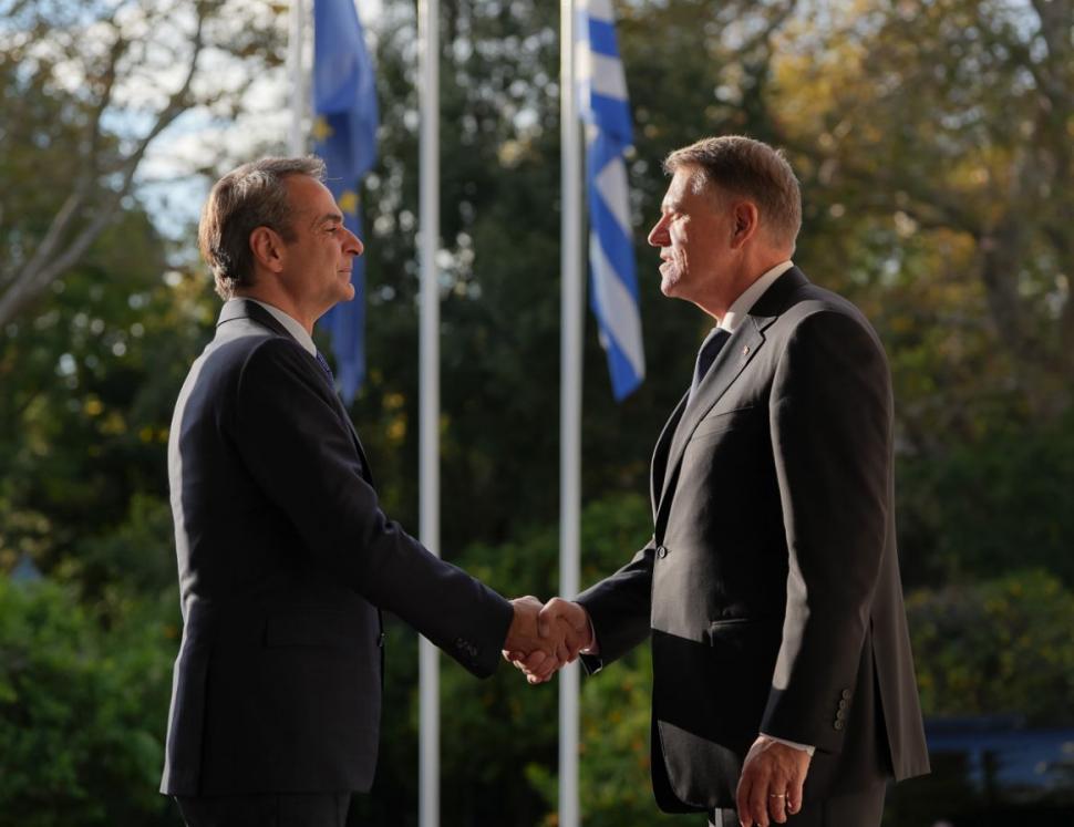 Klaus Iohannis a fost întâmpinat în Grecia de prim-ministrul Mitsotakis și de câinele său "Peanut" 803373