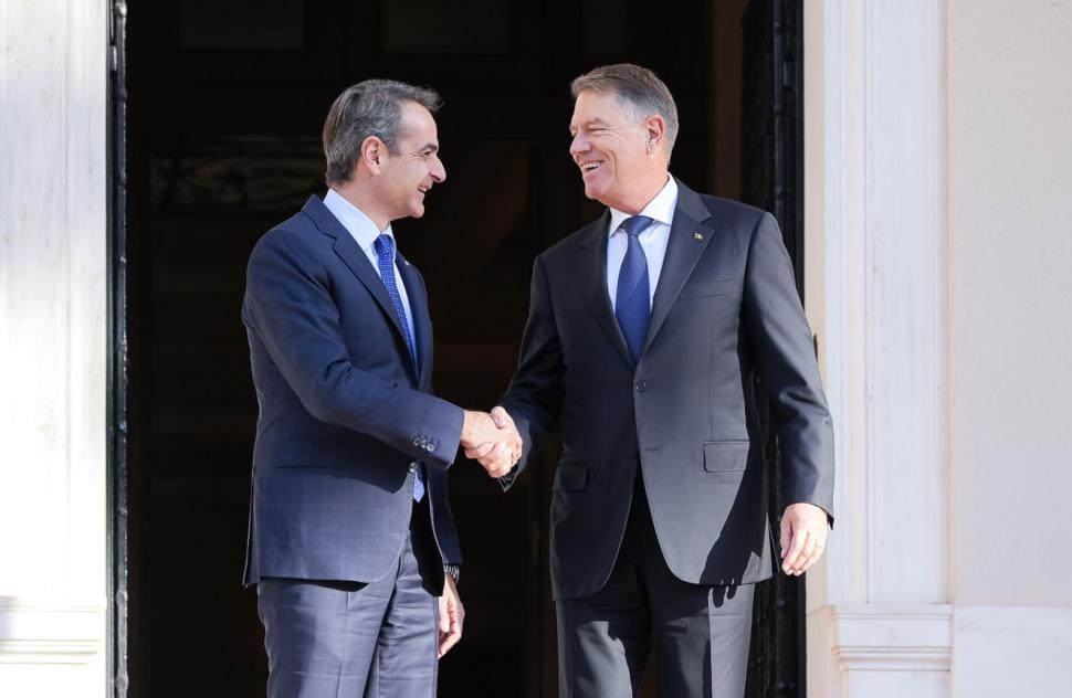 Klaus Iohannis a fost întâmpinat în Grecia de prim-ministrul Mitsotakis și de câinele său "Peanut" 803374