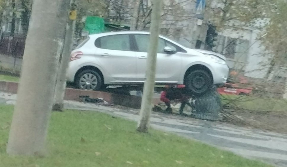 Un șofer din București a pierdut controlul maşinii şi a ajuns cu ea "la coşul de gunoi" dintr-un parc