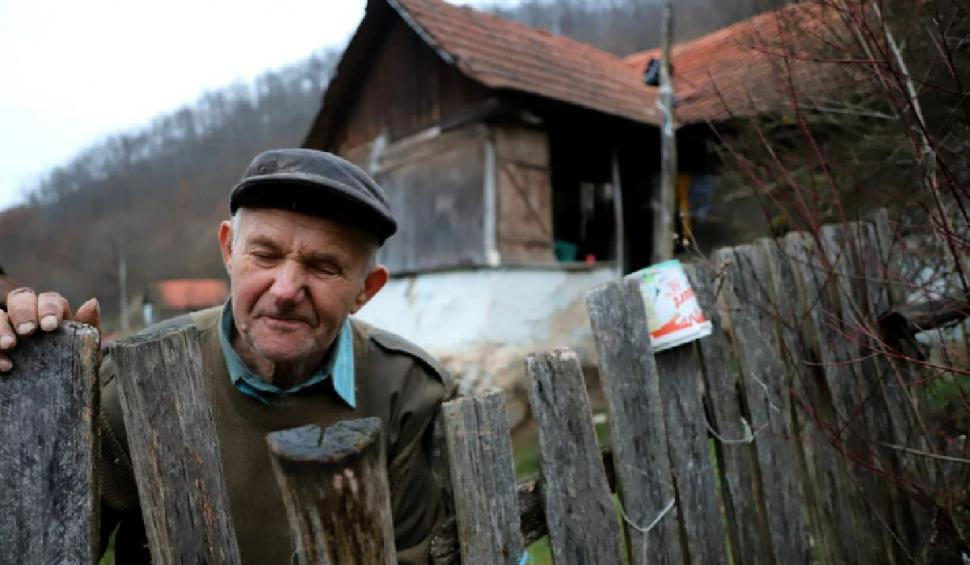 Un bătrân a rămas singurul locuitor al unui sat din Hunedoara: "Nu mai știu cine e președintele țării"