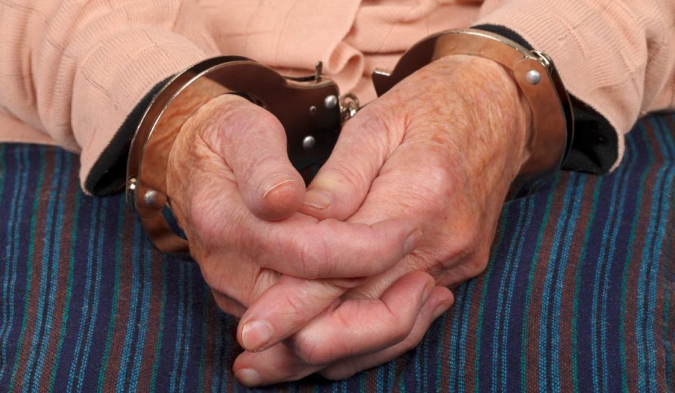 Femeie de 82 de ani, arestată pentru că nu a plătit o factură la gunoi | ”Glumiți, nu?” 