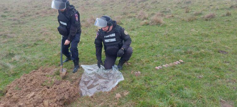 Alertă la Bistrița-Năsăud! Zece grenade au fost găsite în peretele unei case aflate în curs de demolare 803437