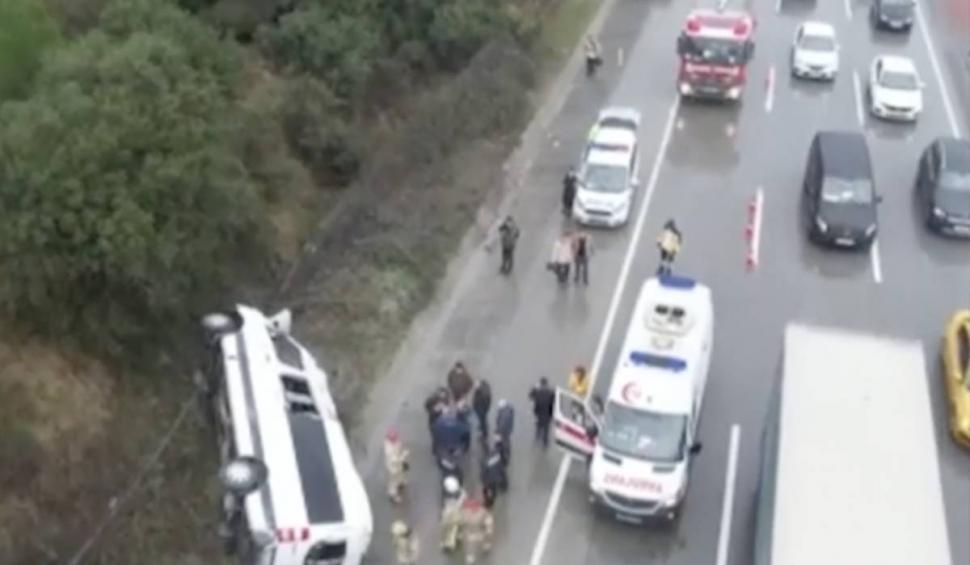 Nouă români, implicați într-un accident, în Istanbul | Microbuzul care îi transporta la aeroport s-a răsturnat 803417