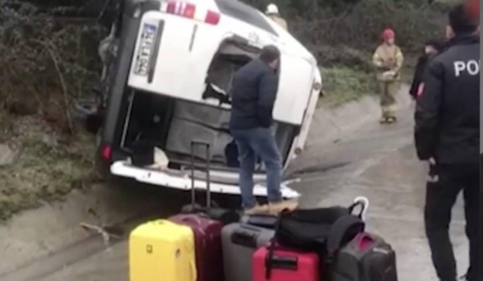 Nouă români, implicați într-un accident, în Istanbul | Microbuzul care îi transporta la aeroport s-a răsturnat 803419