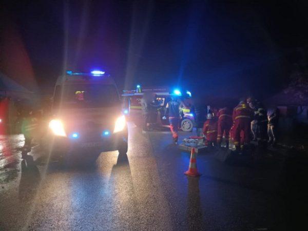 Doi pietoni, loviţi grav de o mașină, pe o șosea din Suceava. Unul a murit  803605