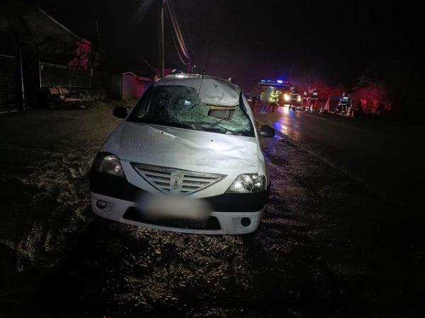 Doi pietoni, loviţi grav de o mașină, pe o șosea din Suceava. Unul a murit  803606