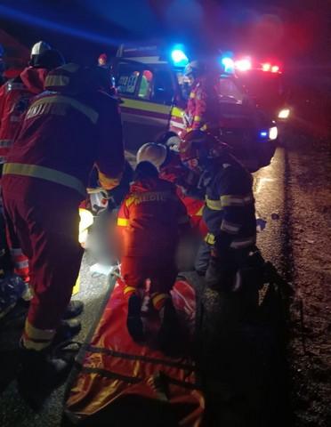 Doi pietoni, loviţi grav de o mașină, pe o șosea din Suceava. Unul a murit  803607