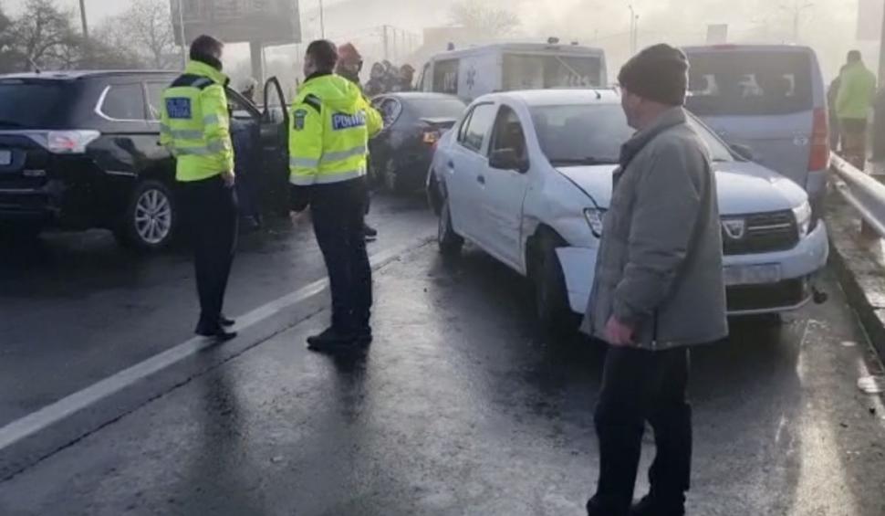 Carambol cu 16 mașini și o ambulanță, la ieșire din Brașov | ”Gheața neagră”, extrem de periculoasă pentru șoferi 803480