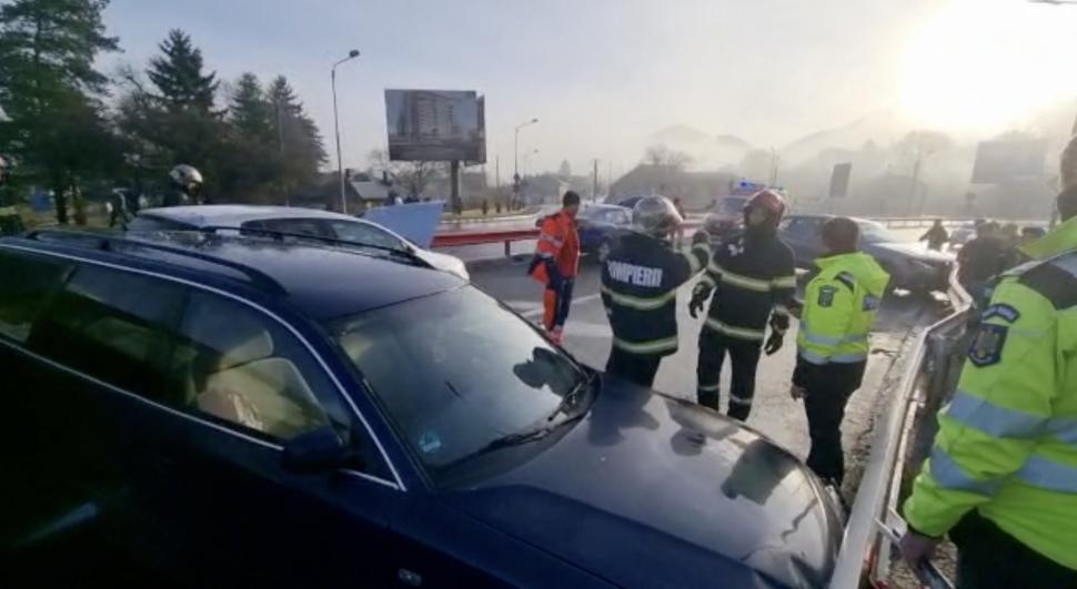 Carambol cu 16 mașini și o ambulanță, la ieșire din Brașov | ”Gheața neagră”, extrem de periculoasă pentru șoferi 803482