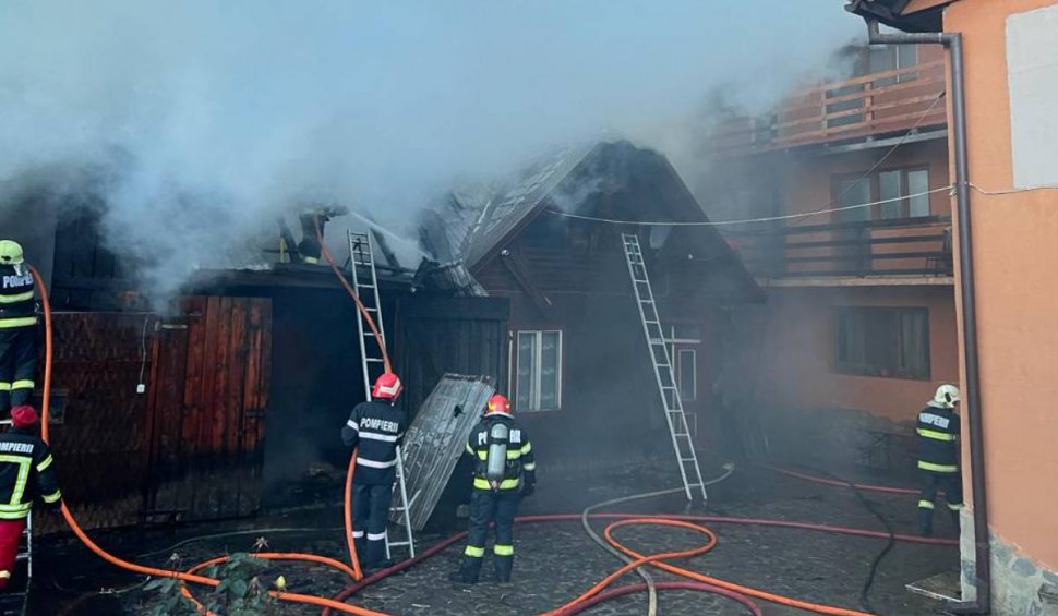 Incendiu puternic la o șură din Brașov. Există pericol de extindere a flăcărilor