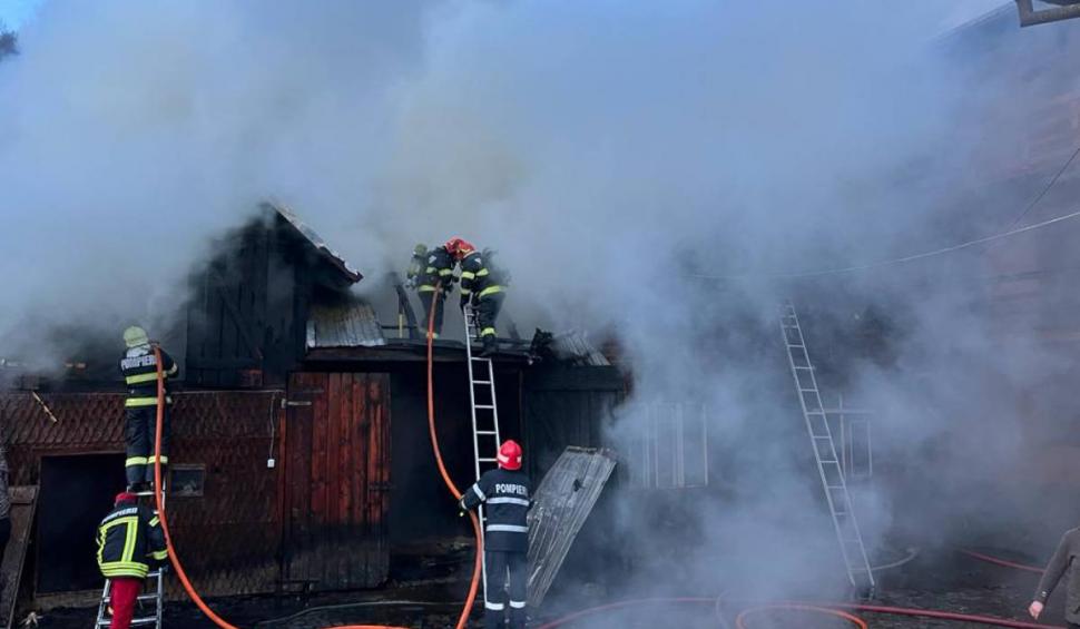 Incendiu puternic la o șură din Brașov. Există pericol de extindere a flăcărilor 803550