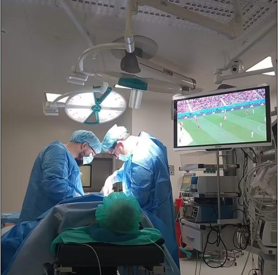 Un microbist a urmărit un meci din Cupa Mondială în timp ce era operat, în Polonia 803586