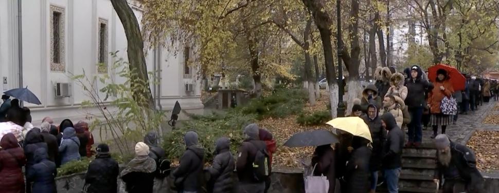 Pelerinaj la Moaștele Sfântului Nicolae | Brâul Maicii Domnului, adus în România  803499