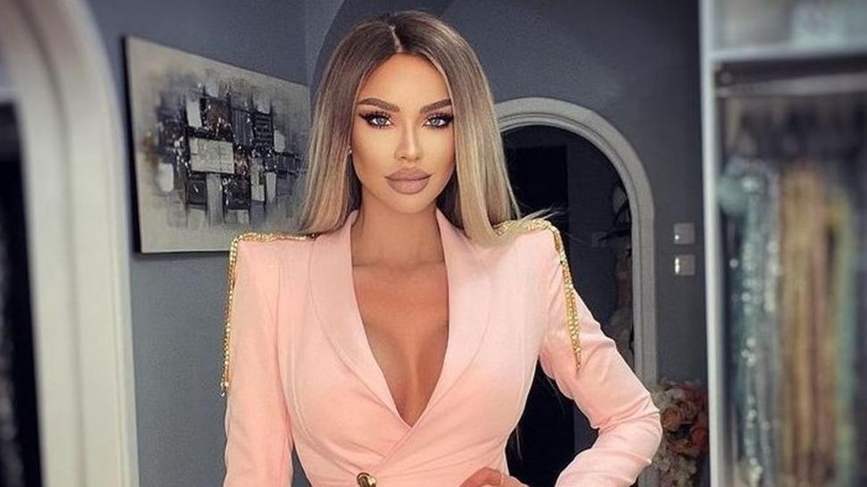 Recunoşti fetiţa cu chip angelic? Azi e vedetă TV, total transformată, una dintre cele mai dorite românce din showbiz 803564