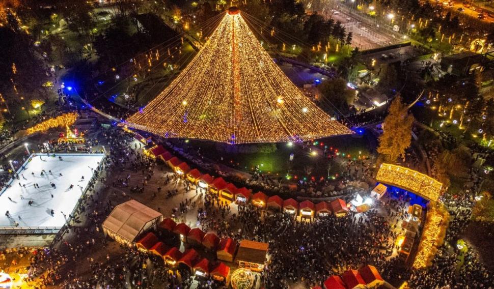 Cât costă o porție de cartofi și două de pomana porcului, la Târgul de Crăciun din Constituției. "Bătaie de joc" 803734