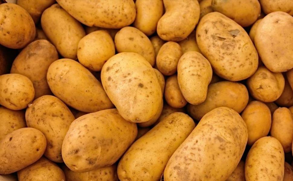 Cât costă o porție de cartofi și două de pomana porcului, la Târgul de Crăciun din Constituției. "Bătaie de joc" 803742