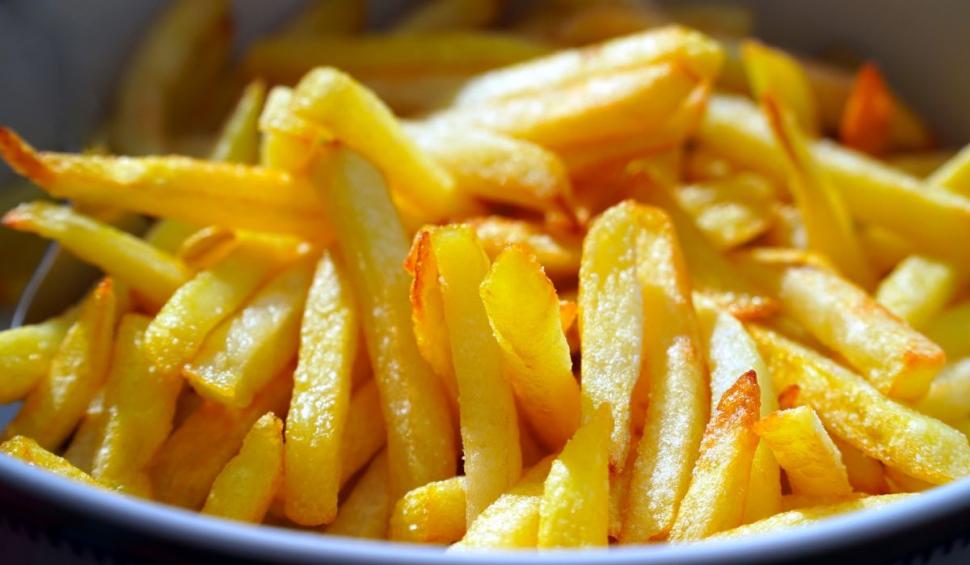 Cât costă o porție de cartofi și două de pomana porcului, la Târgul de Crăciun din Constituției. "Bătaie de joc" 803745