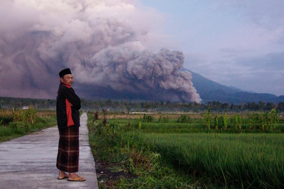 Erupție vulcanică violentă în provincia Java din Indonezia. Mii de persoane au fost evacuate 803682
