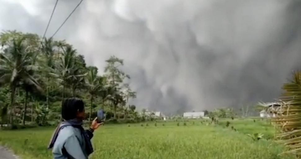 Erupție vulcanică violentă în provincia Java din Indonezia. Mii de persoane au fost evacuate 803686