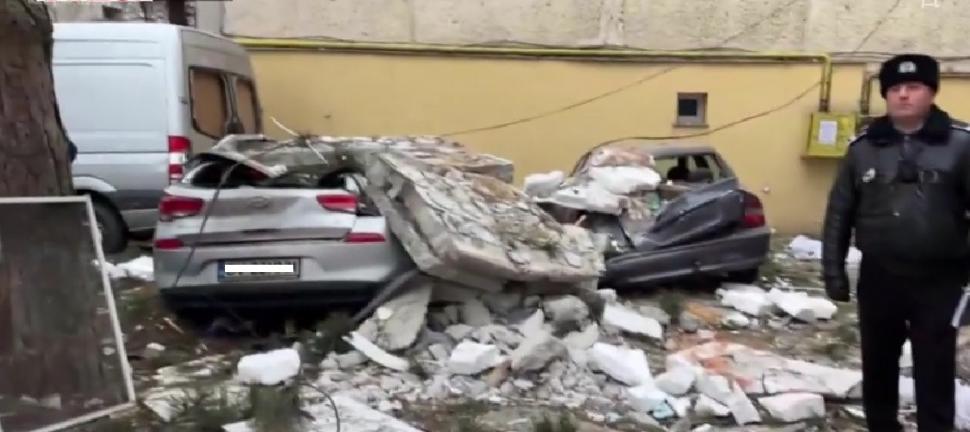 Patru răniţi şi distrugeri masive după o explozie într-un bloc din Suceava. Geamuri sparte şi la 800 de metri distanţă 803630