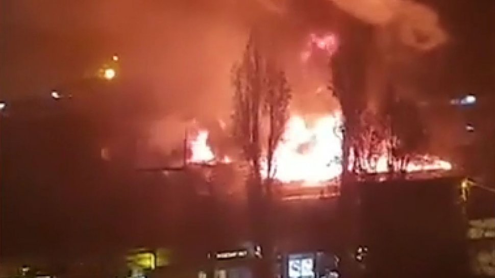 Incendiu de proporții în București. Piața 1 Decembrie a fost mistuită de flăcări