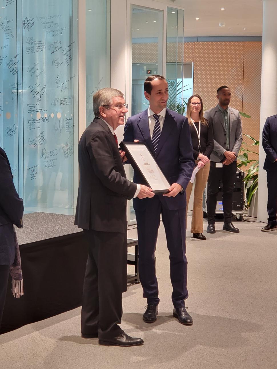 Nadia Comăneci și Mihai Covaliu au semnat pe peretele olimpicilor la Lausanne 803839