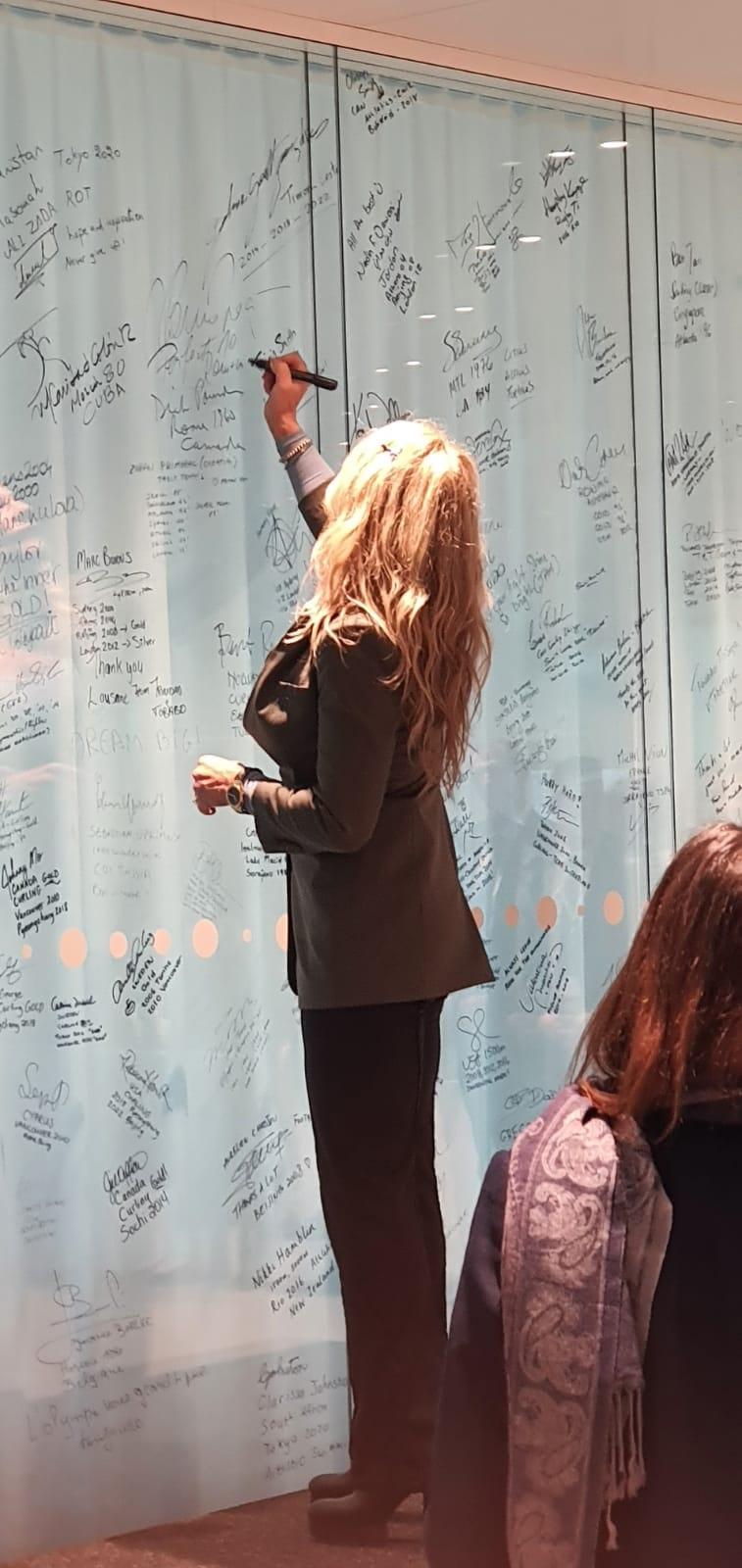 Nadia Comăneci și Mihai Covaliu au semnat pe peretele olimpicilor la Lausanne 803841