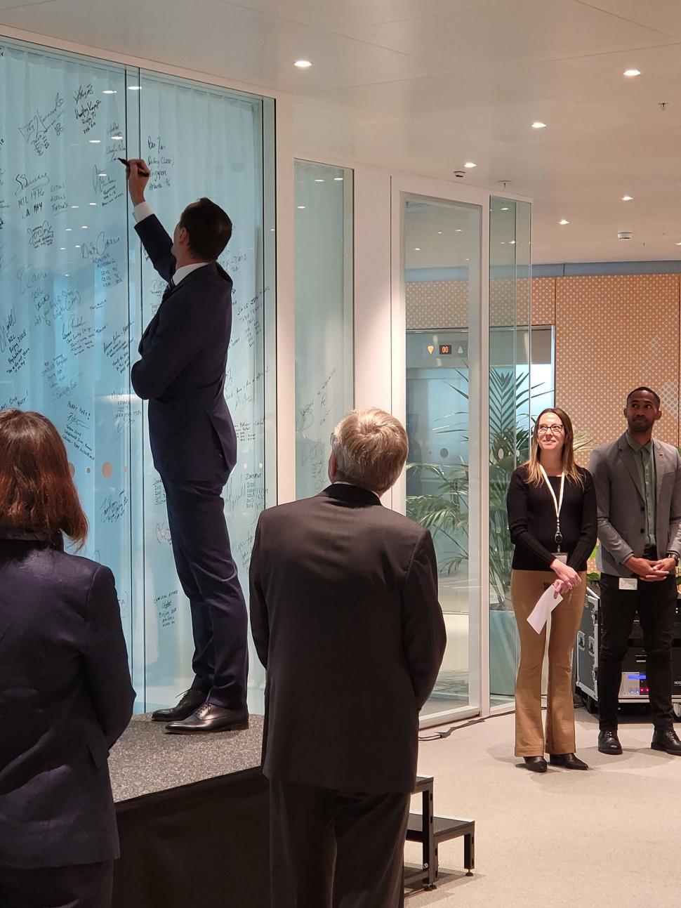 Nadia Comăneci și Mihai Covaliu au semnat pe peretele olimpicilor la Lausanne 803842