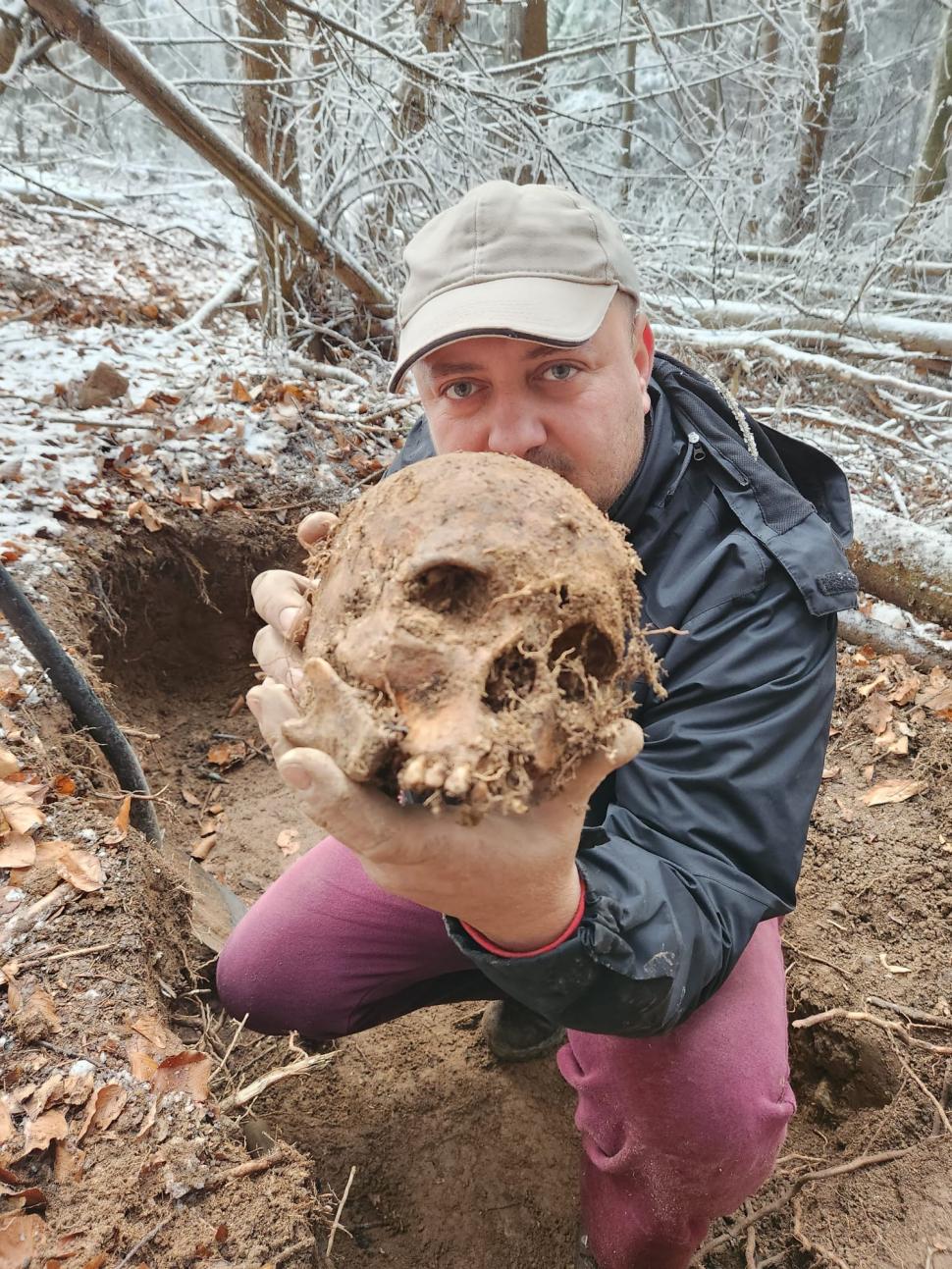 Scheletele a șase soldați, găsite de un arheolog amator, în Slănic Moldova, județul Bacău 803773