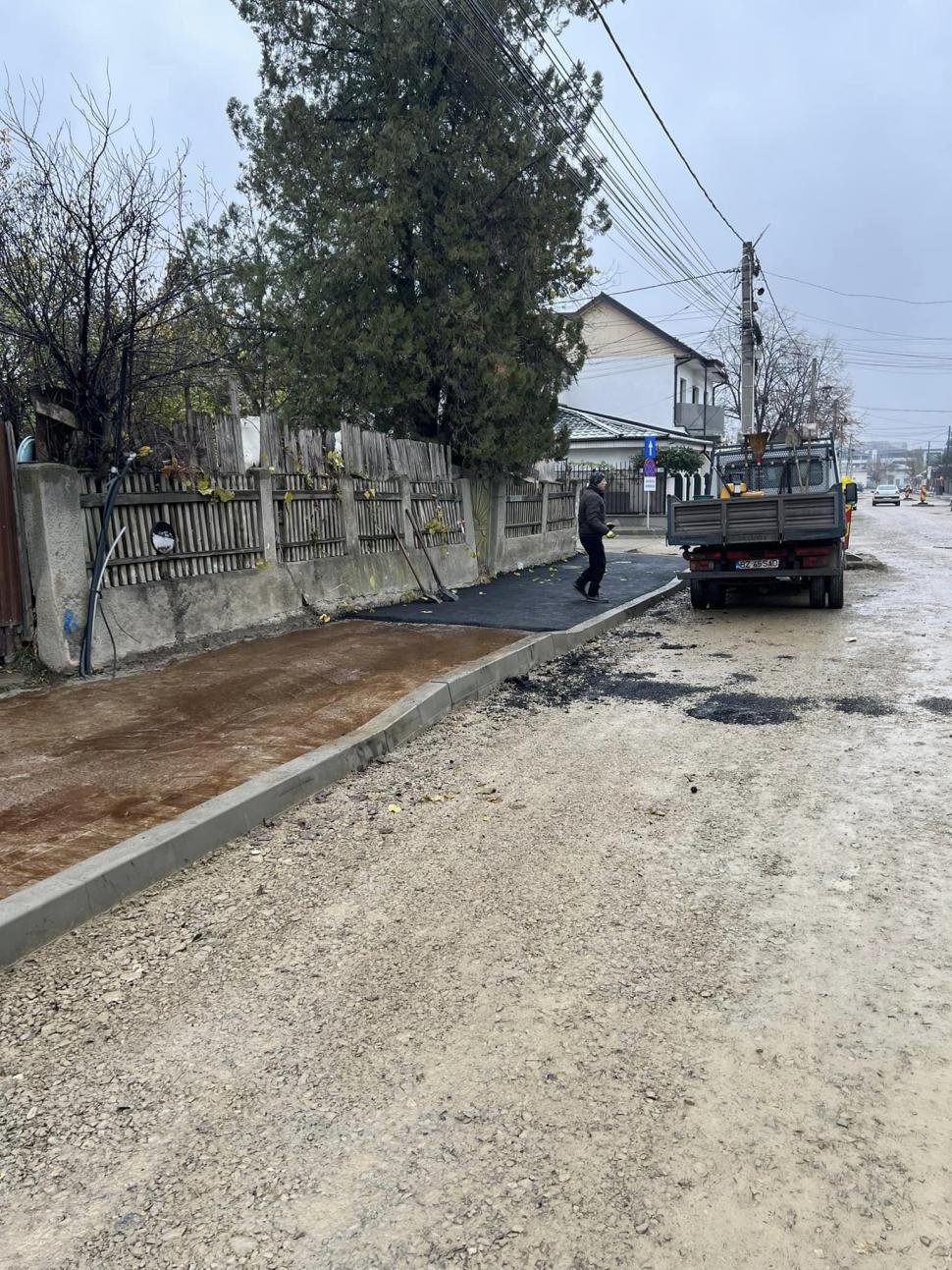 Scandal la Focşani, pe o stradă unde se asfaltează şi iarna pe lapoviță. Reacţia tranşantă a autorităţilor  803827