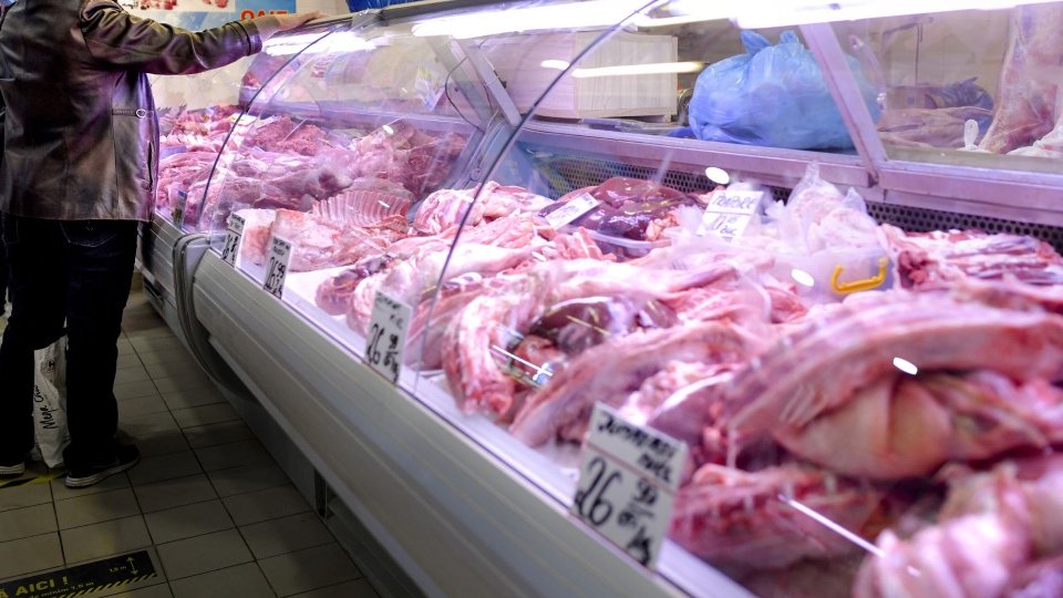 Carnea de porc, mai ieftină în Ungaria şi Serbia decât în România. Cât costă alimentele de bază cumpărate din țările vecine