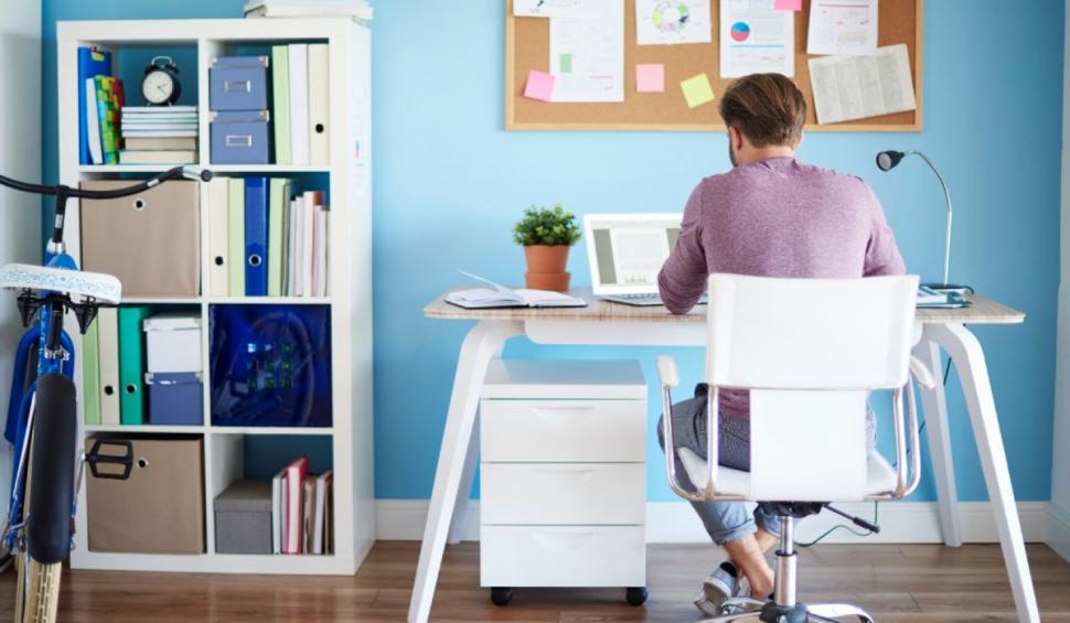 Cum să îţi creezi un birou acasă care să îţi permită să lucrezi ca un profesionist