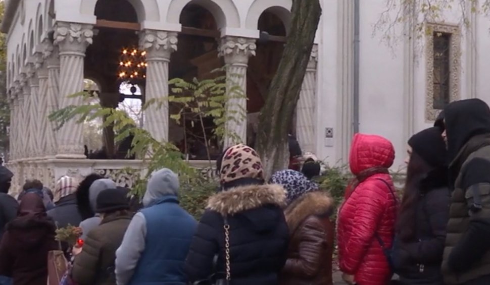 Cozi la moaştele Sfântului Nicolae. Mii de credincioşi au venit în Bucureşti: "Ne rugăm pentru sănătate, în vemurile astea e tot ce contează"