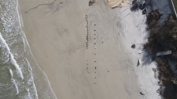 Structură misterioasă observată pe o plajă din Florida. Ce explicaţii s-au găsit