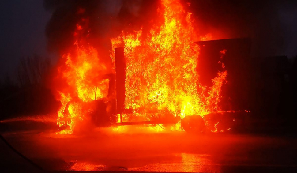 O dubă a luat foc în Prahova, pe DN 1B: Șoferul și pasagerul autoutilitarei, salvaţi în ultima clipă