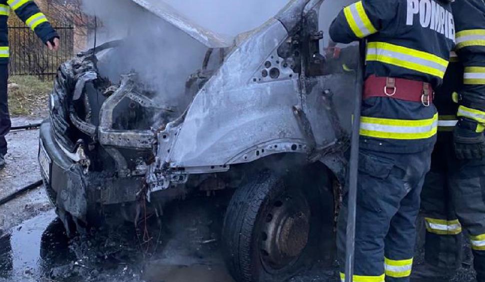 O dubă a luat foc în Prahova, pe DN 1B: Șoferul și pasagerul autoutilitarei, salvaţi în ultima clipă 804088