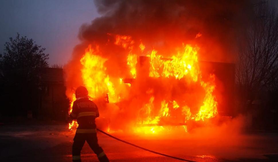 O dubă a luat foc în Prahova, pe DN 1B: Șoferul și pasagerul autoutilitarei, salvaţi în ultima clipă 804089