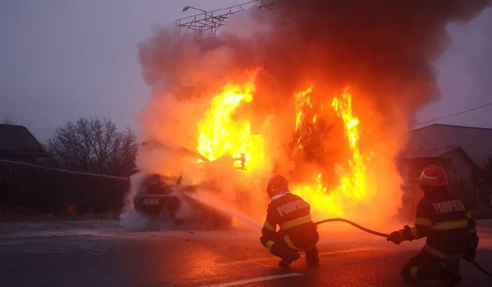 O dubă a luat foc în Prahova, pe DN 1B: Șoferul și pasagerul autoutilitarei, salvaţi în ultima clipă 804090