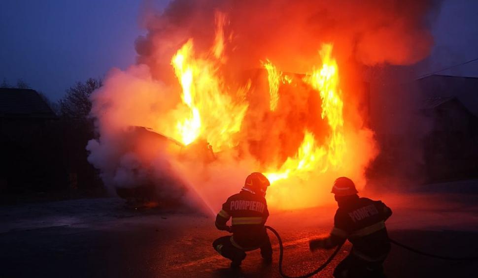 O dubă a luat foc în Prahova, pe DN 1B: Șoferul și pasagerul autoutilitarei, salvaţi în ultima clipă 804091