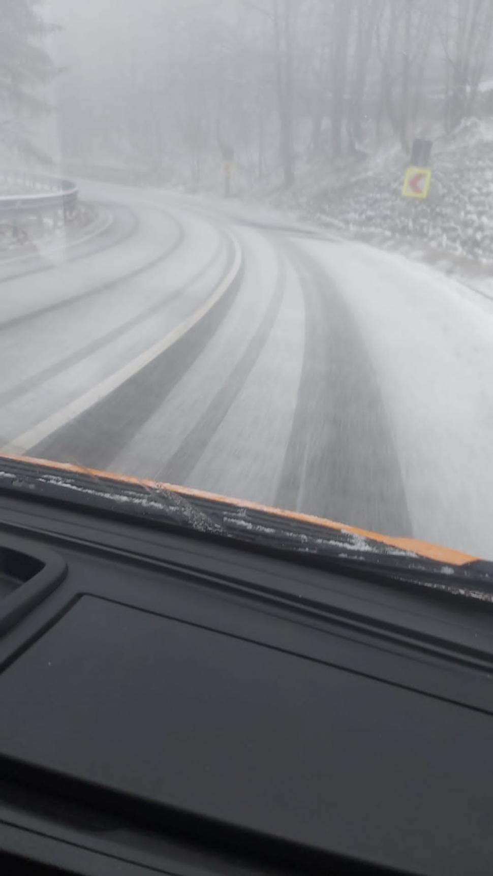 Ninsoare în Pasul Gutâi și în Pasul Prislop din Maramureș. Drumarii au intervenit cu utilaje 804262