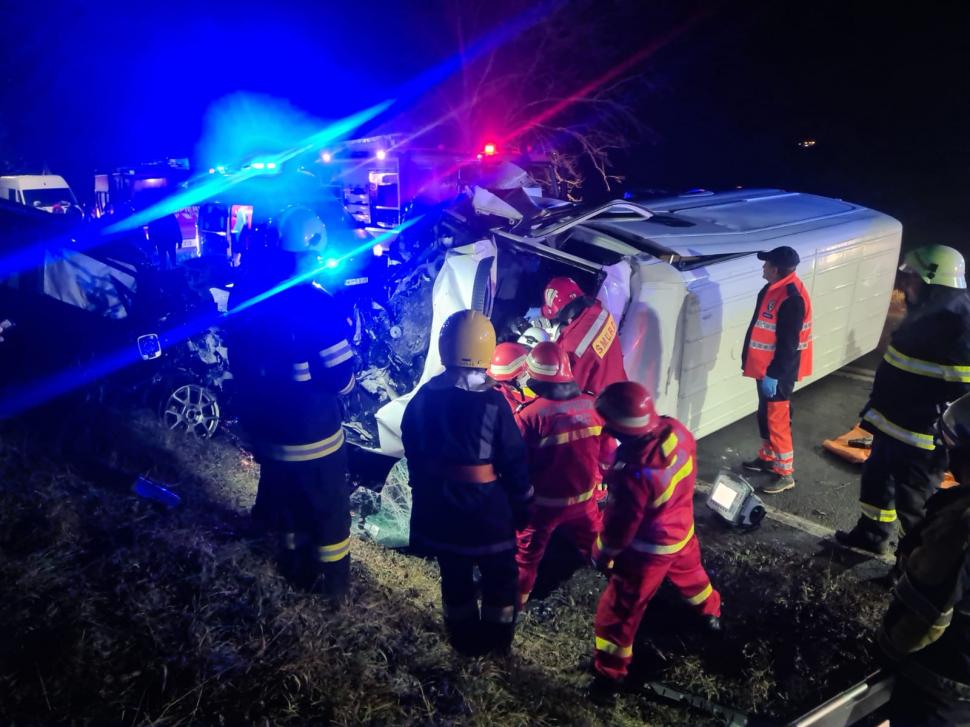 Accident cumplit pe DN 13A, în Mureș. Două maşini s-au făcut praf după un impact devastator 804548